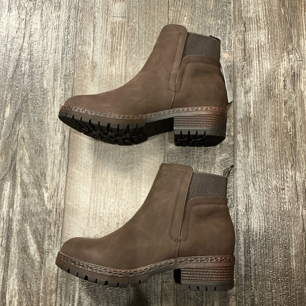 Elegant Brown Ankle Booties Size 8 - Picture 14 of 16